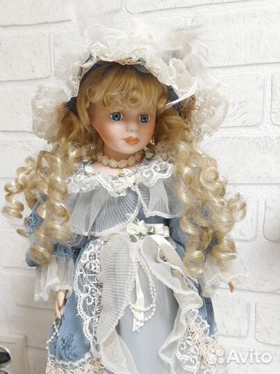 Кукла фарфоровая