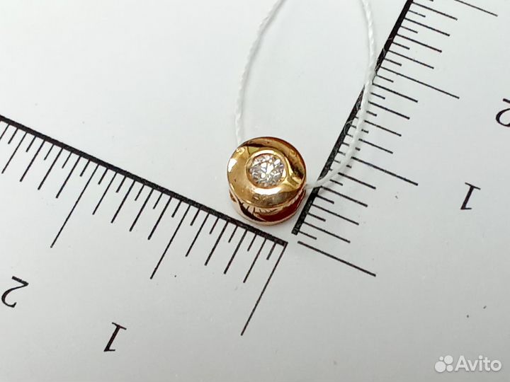 Золотая подвеска с камнем