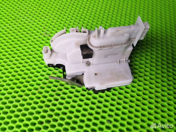 Замок двери передней правой Фольксваген Гольф 3