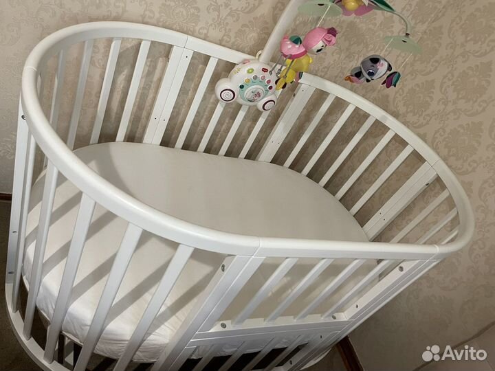 Детская кроватка с маятником