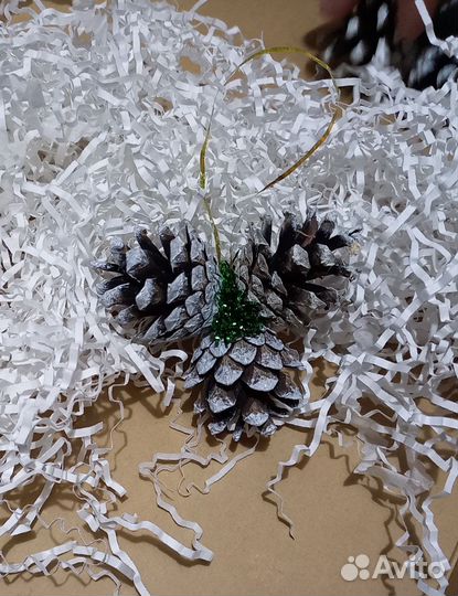 Елочные игрушки из шишек