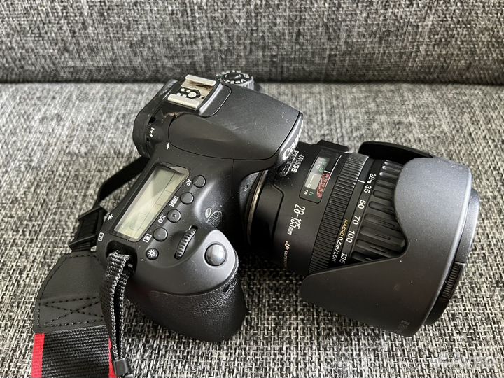 Зеркальный фотоаппарат Canon 60D