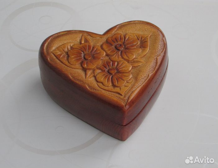 Шкатулка в виде сердца резная из дерева