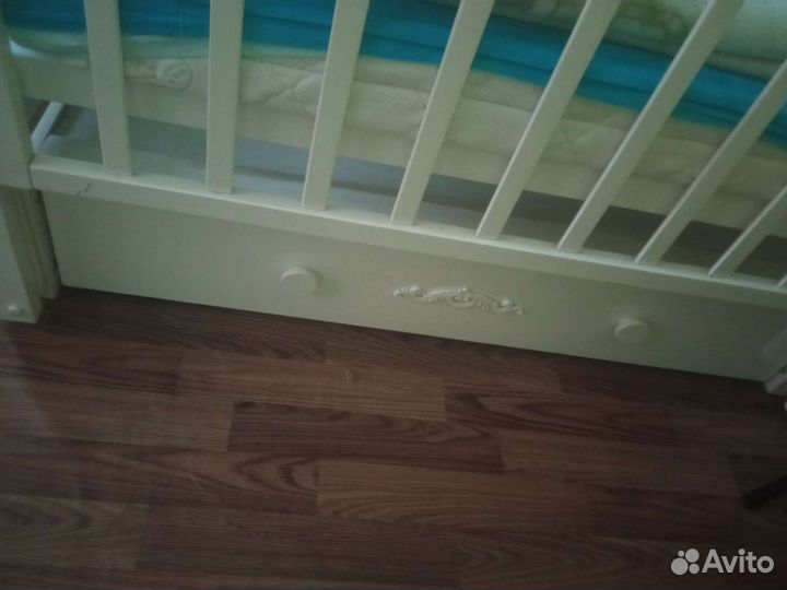 Детская кроватка с поперечным маятником