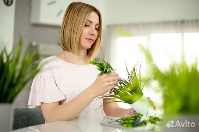 Искусственная зелень, осока, трава, цветы в кашпо