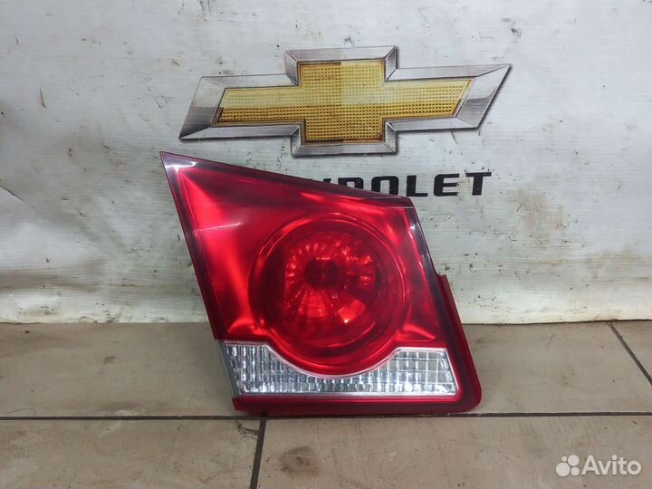 Левый фонарь в крышку багажника Шевроле Круз седан