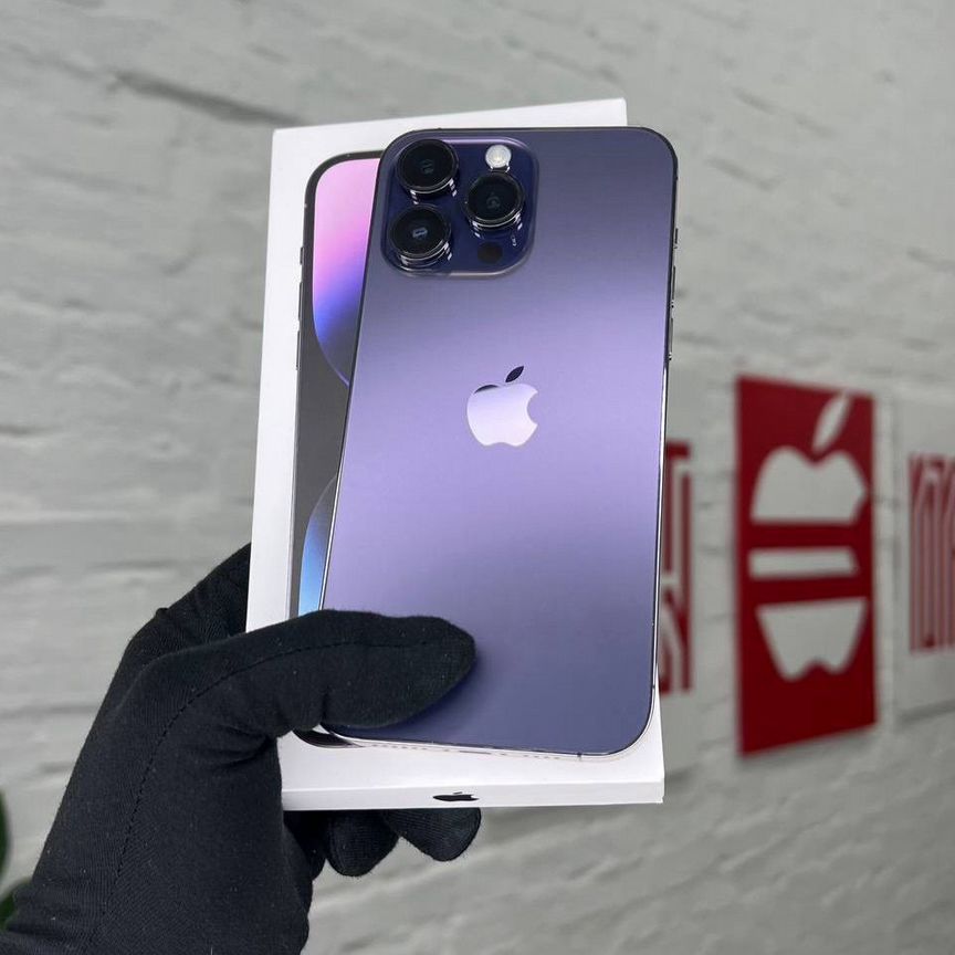 Үлкен кеуделі жас хатшы