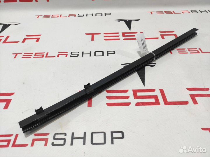 Уплотнитель стекла внутренний двери Tesla Model S