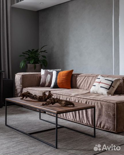 Бригадир с бригадой для отделки квартир