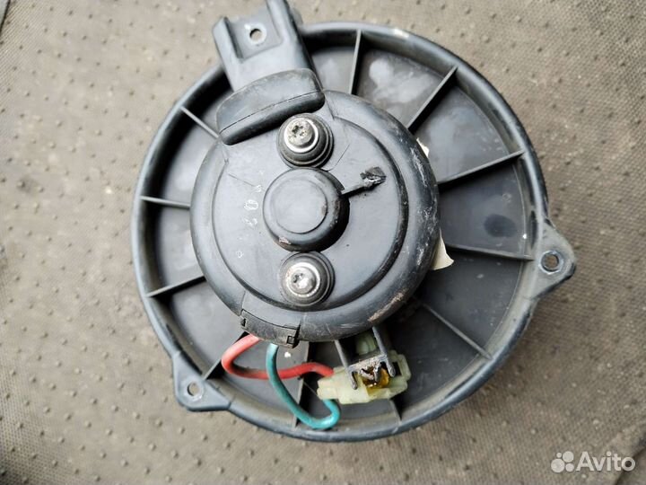 Моторчик печки митсубиси каризма 1999г