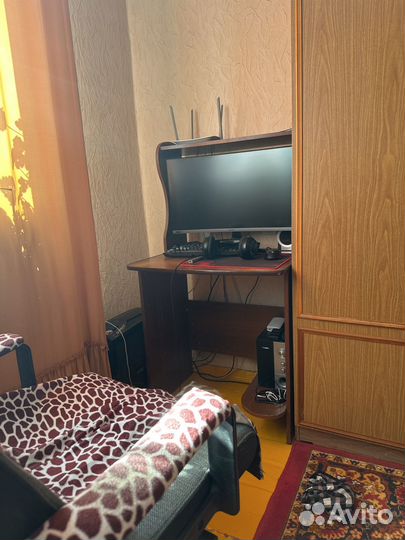 Компьютер состолом и стулом