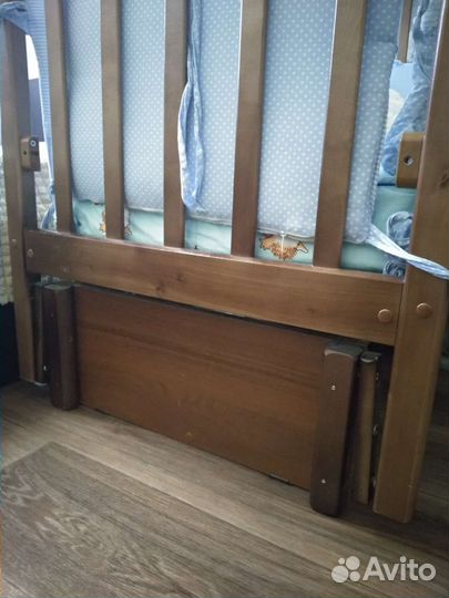 Детская кроватка с маятником