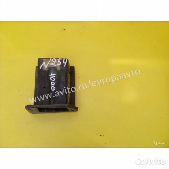 Audi A4 Кронштейн усилителя бампера