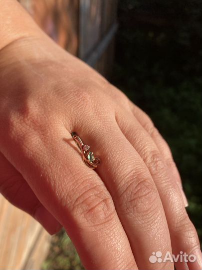 Золотые серьги с бриллиантами и изумрудами