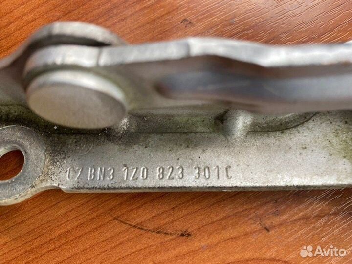 Петля капота левая Skoda Octavia A5 BUD 2009