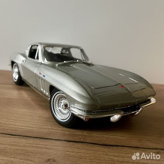 Модель автомобиля Chevrolet Corvette 1965 1/18