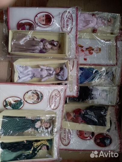 Коллекция фарфоровых кукол в народных котюмах