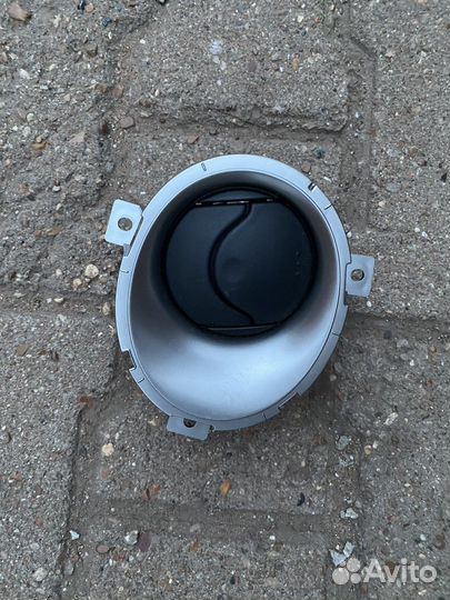 Дефлектор в торпедо левый Nissan Juke F15