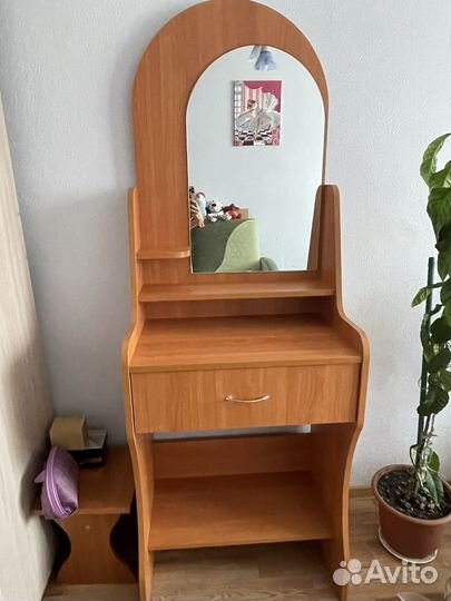 Туалетный столик с зеркалом