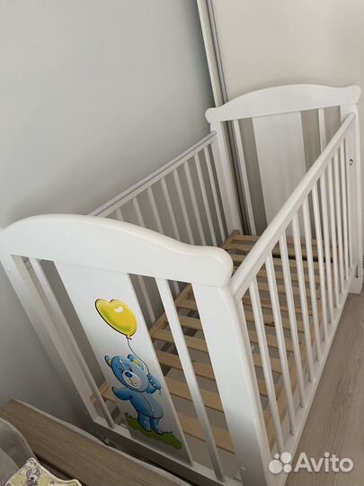Детская кроватка с маятником