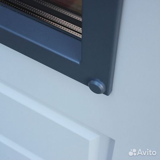 Входная дверь с окном и терморазрывом