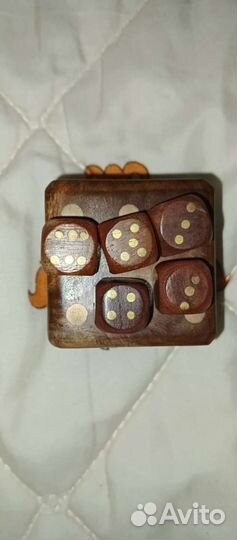 Деревянная шкатулка с игровыми костями