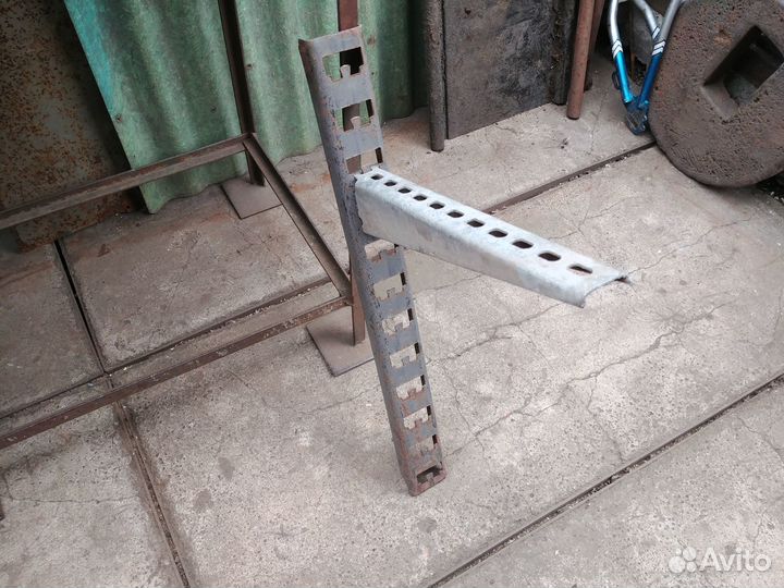 Кронштейн для полок