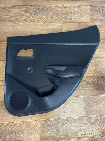 Обивка двери задняя правая на kia rio 3