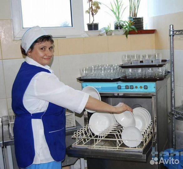 Кухонный работник в столовую