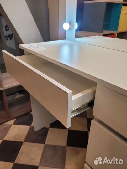 Гримерный столик с лампочками