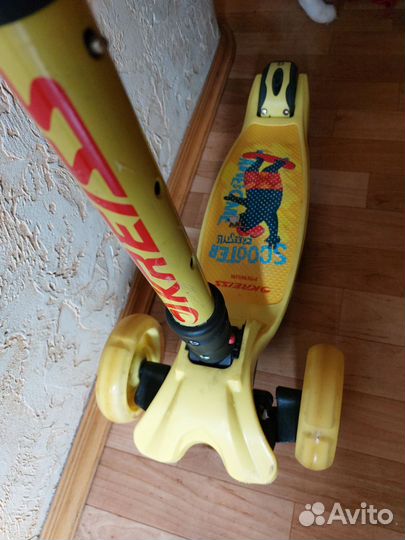 Самокат трехколесный