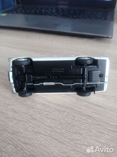 Модель автомобиля 1:43