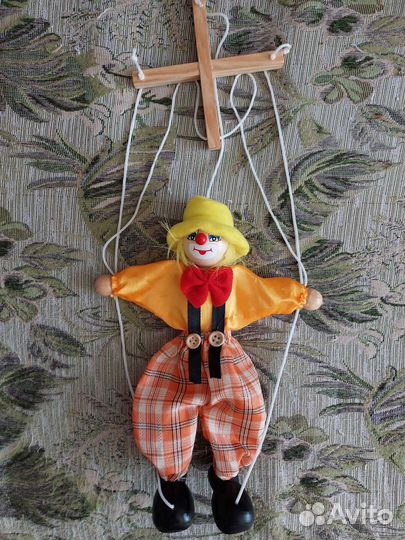 Клоун, на веревочках