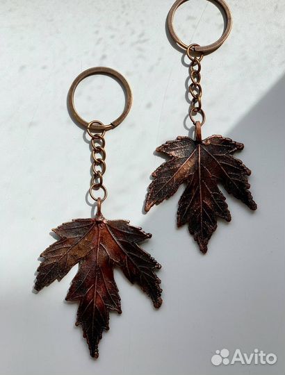 Брелок для сумки из листика клёна гальваника