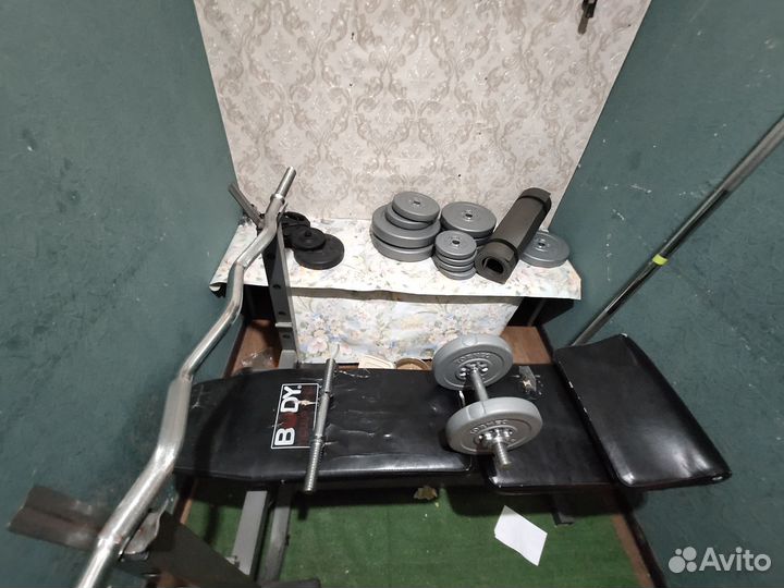 Гантели и скамья для спортзала