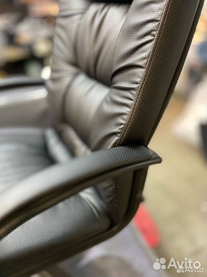 Офисное кресло