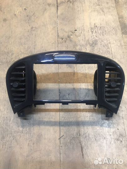 Рамка магнитолы Nissan Juke 2012г