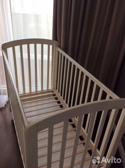 Детская кроватка с маятником