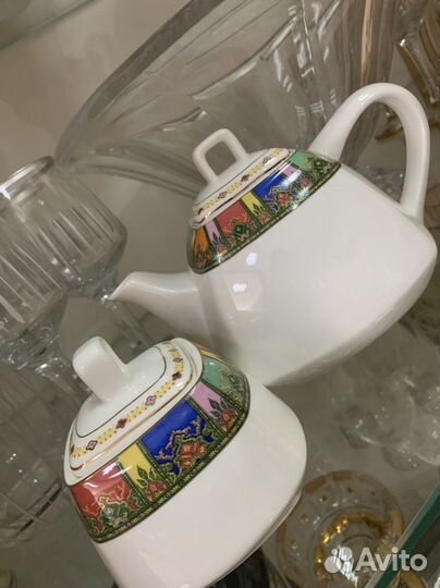 Чайник и сахарница