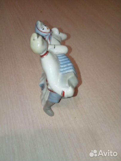 Фарфоровая статуэтка 