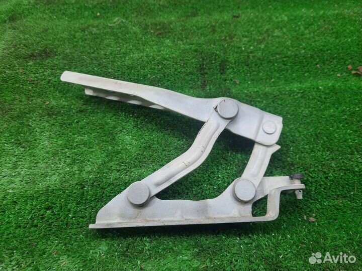 Петля капота передняя левая Skoda Octavia A5