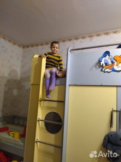 Двухярусная кровать с матрасами