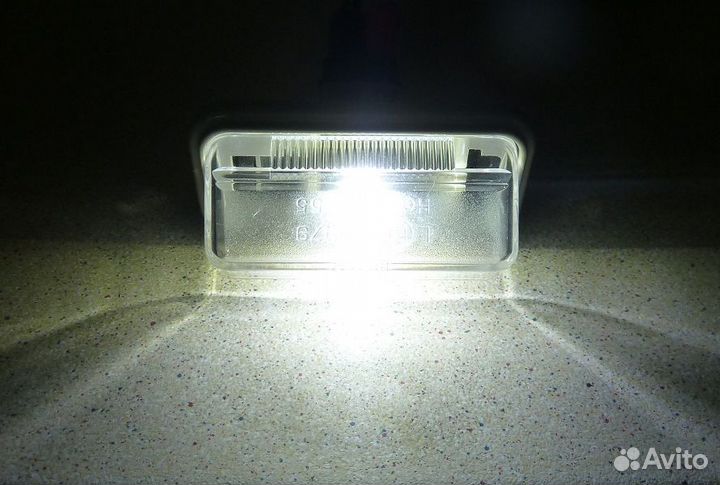 Плафон подсветки номера Toyota Avensis T250
