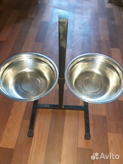 Стойка с мисками для собаки