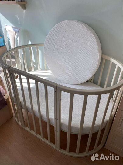 Детская кроватка с маятником