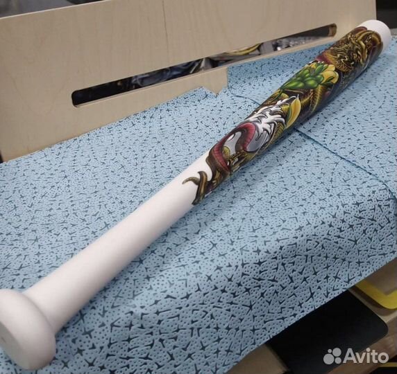 Бейсбольная бита с надписью и дизайном