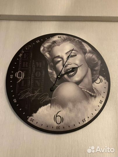 Часы и картина