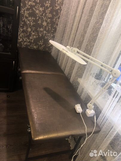 Кушетка и лампа бестеневая