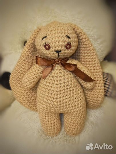 Вязаный ушастый кролик-заяц ручная работа