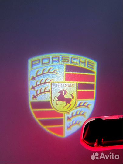 Проекция в двери porsche